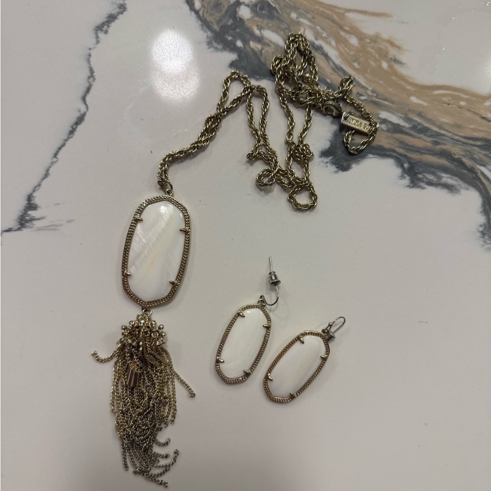 Kendra Scott matching pearl necklace and Elle earrings